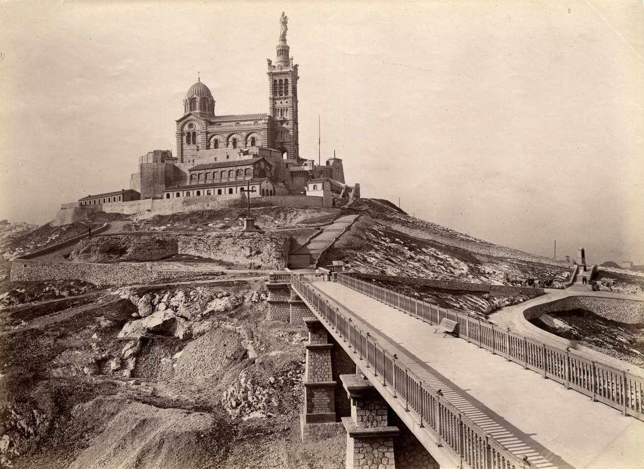Uskonnollinen arkkitehtuuri: ulkokuva Notre-Dame-de-la-Garden basilikasta (Notre-Dame-de-la-Garde), jota kutsutaan myös "hyväksi äidiksi" (1853-1864), rakennettu arkkitehti Henry Esperandieun (1829) suunnitelmien mukaan -1874). Marseille, Bouches du Rhone  tekijältä William M. Timlin