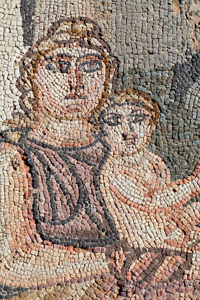 Vastasyntyneen Akhilleuksen esitys sairaanhoitajansa Anatrophen kanssa - Yksityiskohta paneelista, joka edustaa ensimmäistä Akilleuksen kylpyä - Pafoksen mosaiikit, thesuksen huvila 5. vuosisadalla jKr - Kypros - Achilles nouveau ne avec sa nourrice, Anatr tekijältä Unbekannt