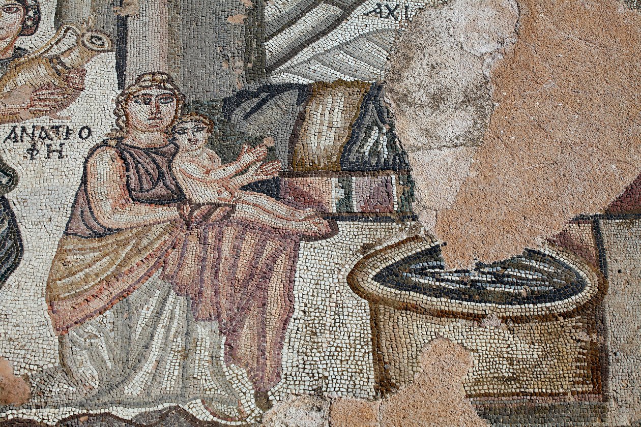 Esitys vastasyntyneestä Akhilleuksesta sairaanhoitajansa Anatrofen ja Ambrosian kanssa, jumalien ruoan ja kuolemattomuuden symboli, joka tuo vettä kultaiseen purkkiin - Yksityiskohta paneelista, joka edustaa Akilleuksen ensimmäistä kylpyä - Pafoksen mosaii tekijältä Unbekannt