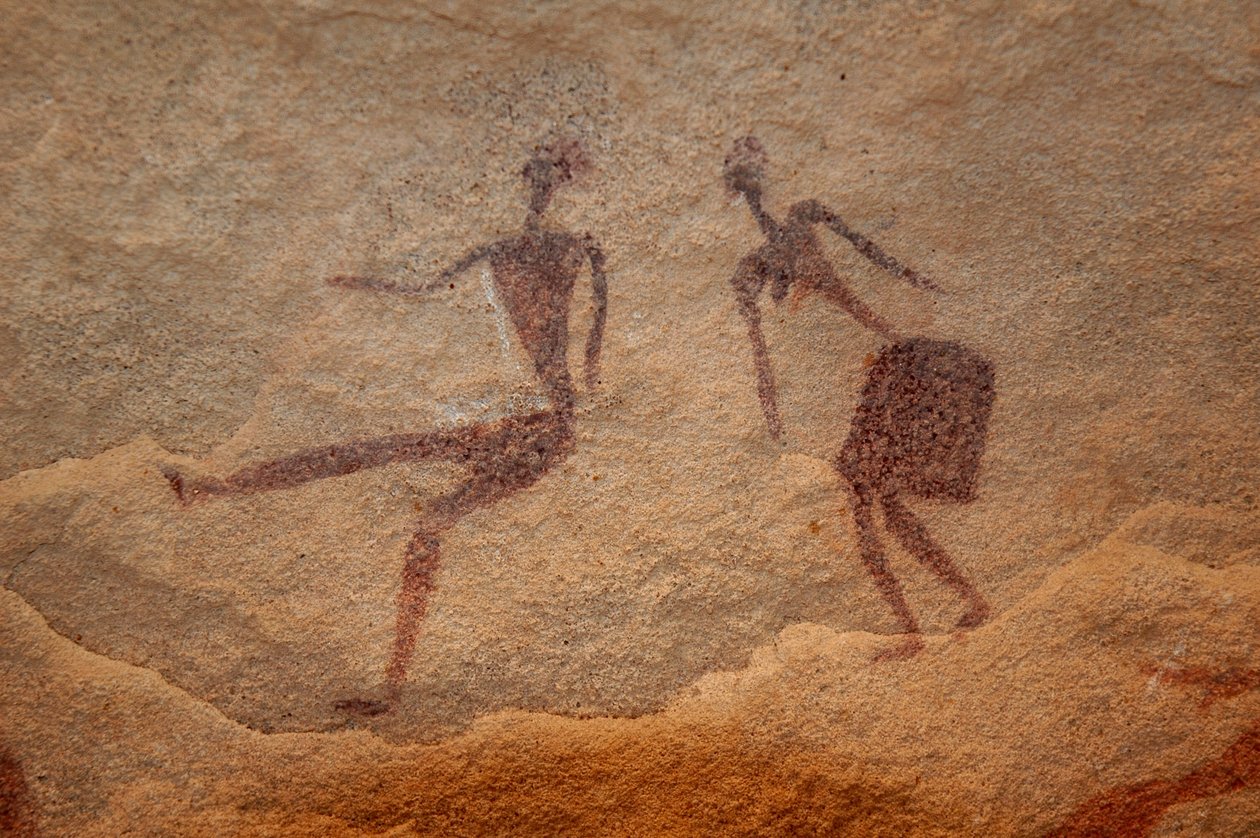 Kalliotaide, esihistoria: Yksityiskohta kalliomaalauksesta, jossa on kaksi hahmoa (pari) koristeellisessa suojissa Uweinatin vuoristossa, Egyptissä. (Ajanjakso 8000-3000 vuotta eKr.). Valokuvaus tekijältä Unbekannt