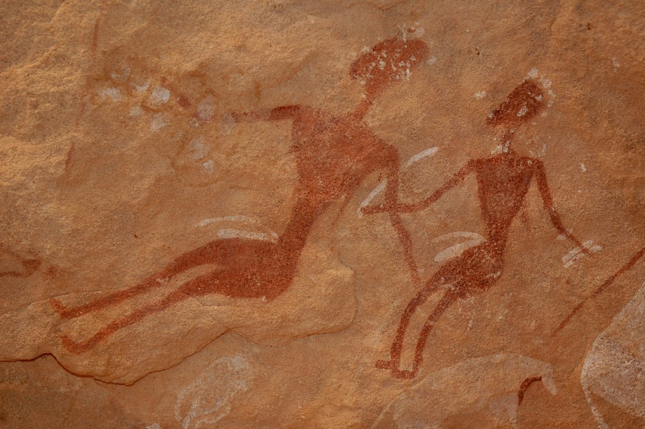 Kalliotaide, esihistoria: Yksityiskohta kalliomaalauksesta, jossa on kaksi hahmoa koristeellisessa suojissa Uweinatin vuoristossa, Egyptissä. (Ajanjakso 8000-3000 vuotta eKr.). Valokuvaus tekijältä Unbekannt
