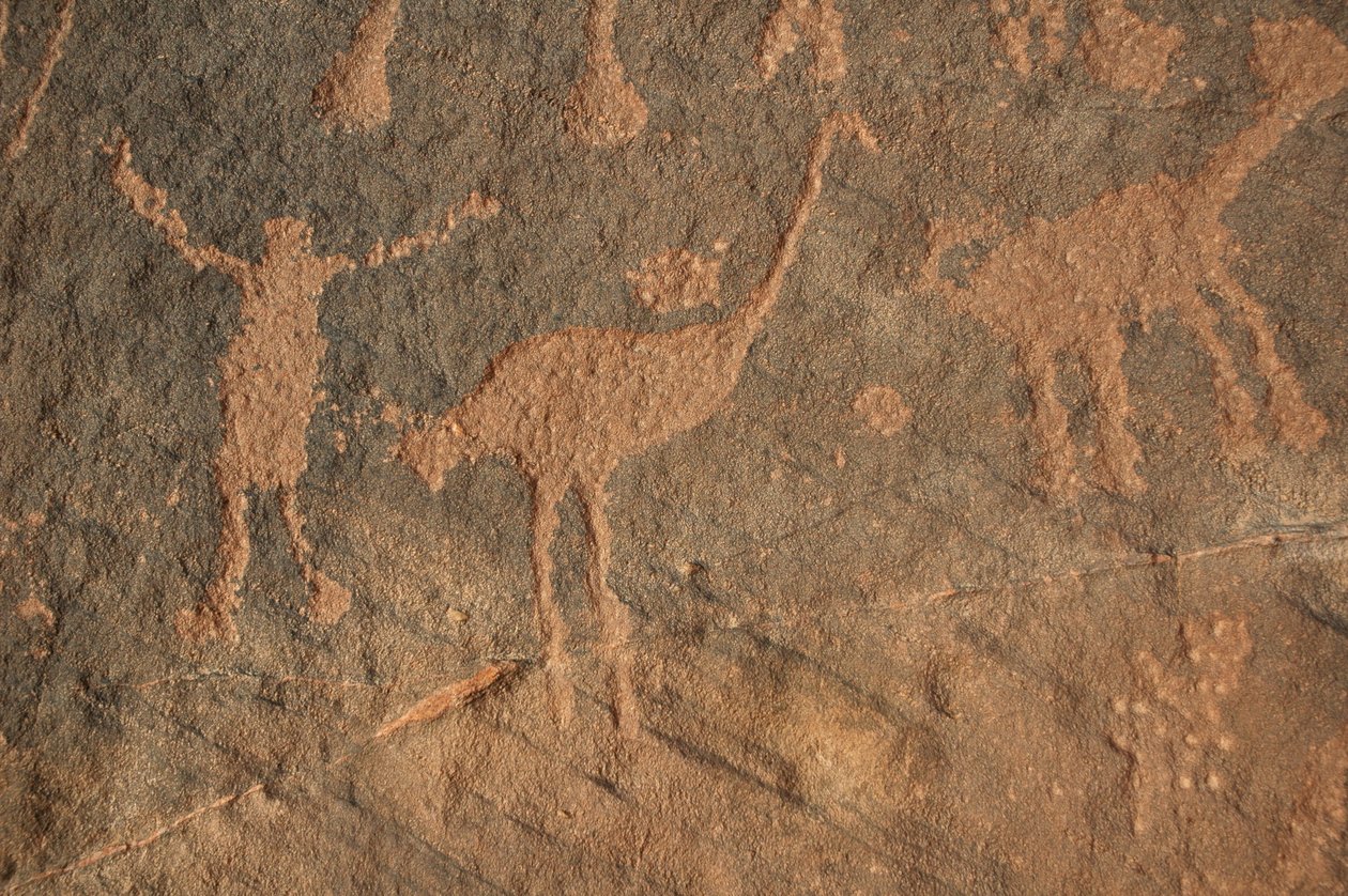 Kalliotaidetta, esihistoriaa: Kaiverrus hahmosta ja strutseista Uweinatin vuoristossa, Sudan (Karkur-Talh tai Karkur Talh). Ajanjakso 8000-3000 vuotta eKr. Valokuvaus tekijältä Unbekannt