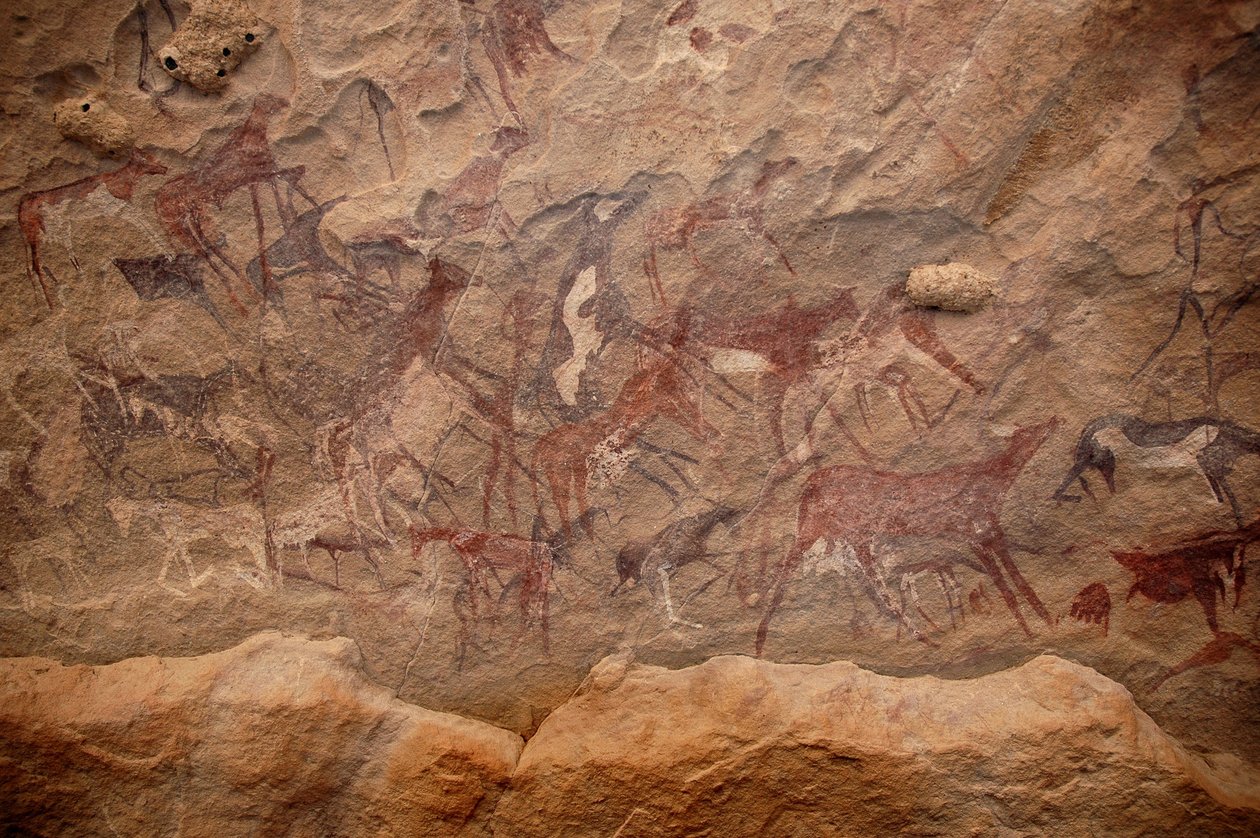 Kalliotaide, esihistoria: Kalliomaalaus karjaryhmästä ja monivärisistä hahmoista koristeellisessa suojissa Uweinatin vuoristossa, Sudanissa. Ajanjakso 8000-3000 vuotta eKr. Valokuvaus tekijältä Unbekannt