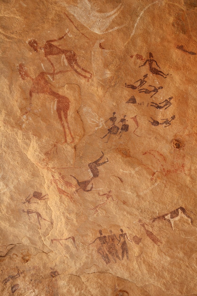 Kalliotaide, esihistoria: Kalliomaalaus suuresta joukosta hahmoja ja karjaa koristeellisessa suojissa Uweinatin vuoristossa, Egyptissä. (Ajanjakso 8000-3000 vuotta eKr.). Valokuvaus tekijältä Unbekannt