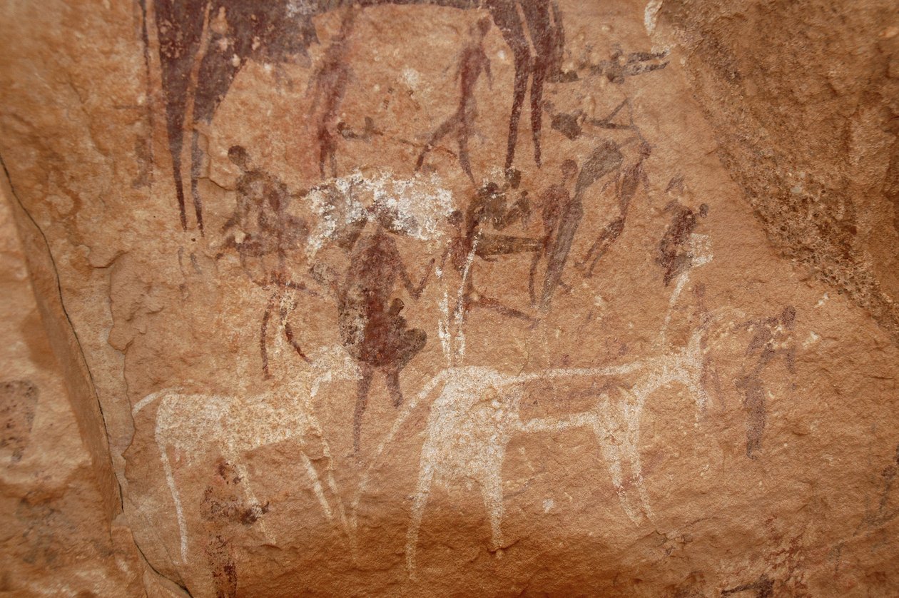 Kalliotaide, esihistoria: Kalliomaalaus hahmoista ja lehmistä koristeellisessa suojissa Uweinatin ylängöllä, Sudanissa (Karkur-Talh tai Karkur Talh). Ajanjakso 8000-3000 vuotta eKr. Valokuvaus tekijältä Unbekannt