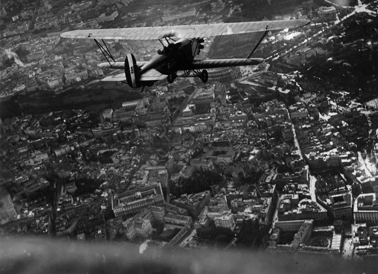 Rooma (Italia), noin 1930: Italian ilmailuministeri Italo Balbo (1896-1940) lentää kaupungin yli "Ro1"-kaksitasolla Salon du Tourismen avajaisissa järjestetyn ilmanäytöksen aikana - Rooma, Italia, noin 1930: Italian ilmailuministeri, It tekijältä William M. Timlin