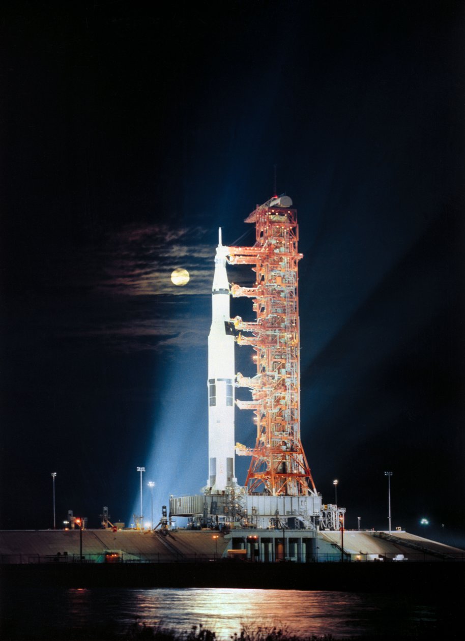 Valonheittimet valaisevat tämän yömaiseman Pad A:ssa, laukaisukompleksi 39, Kennedy Space Center, Florida, näyttäen Apollo 17:n (Spacecraft 114/Lunar Module 12/Saturn 512) avaruusalusta laukaisua edeltävien valmistelujen aikana. tekijältä Unbekannt