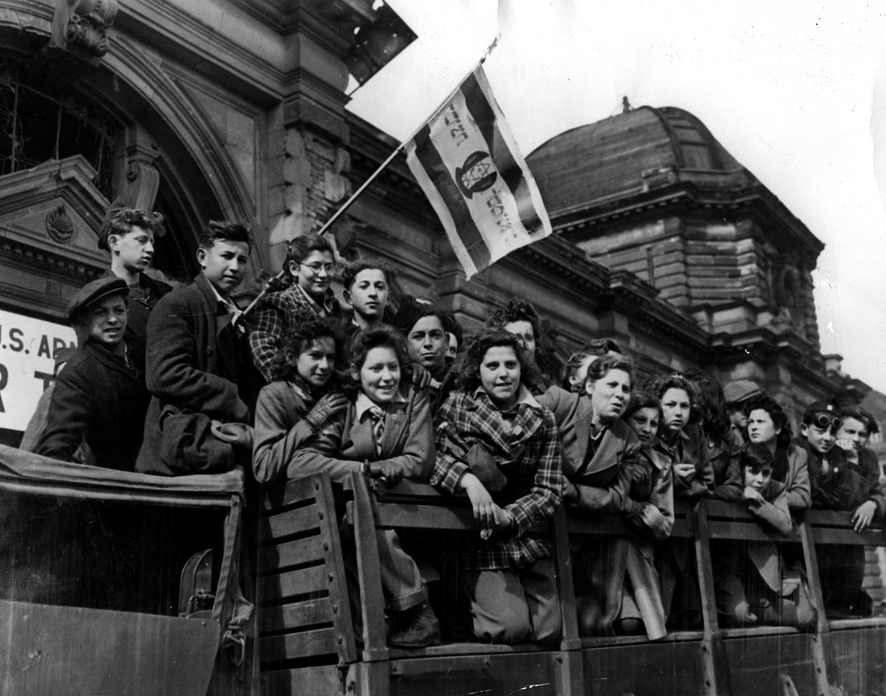 Toinen (toinen) maailmansota (1939-1945) – Toinen maailmansota (toinen tai toinen maailmansota): Saksa vuoden 1946 alussa: Osa 450:stä kuolemanleiriltä selvinneistä juutalaisista lapsista ja nuorista kuljetetaan Marseilleen Palestiinaan. tekijältä Unbekannt