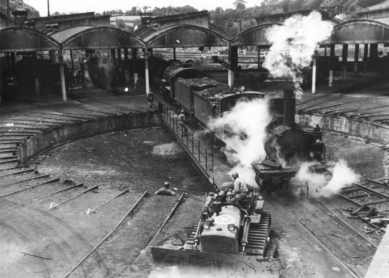 Toinen maailmansota (1939-1945) – Toinen maailmansota (toinen tai toinen maailmansota): Cherbourg (Manche) Ranska Heinäkuu 1944: Yhdysvaltain armeijan sotilaat ranskalaisten rautatietyöntekijöiden avustuksella palauttavat rautatien rotundin tekijältä Unbekannt