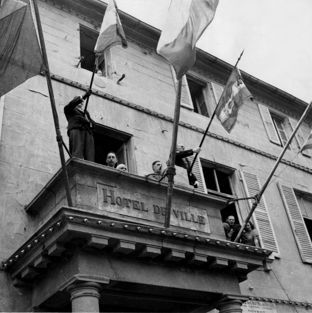 Toinen maailmansota (1939-1945) – Toinen maailmansota (toinen tai toinen maailmansota): Cherbourg (Manche) Ranska 20. elokuuta 1944: Kenraali De Gaulle (Comite de Liberation Nationalen presidentti) puhuu vierailunsa aikana Hotel de:n parvekkeella. Ville au tekijältä Unbekannt