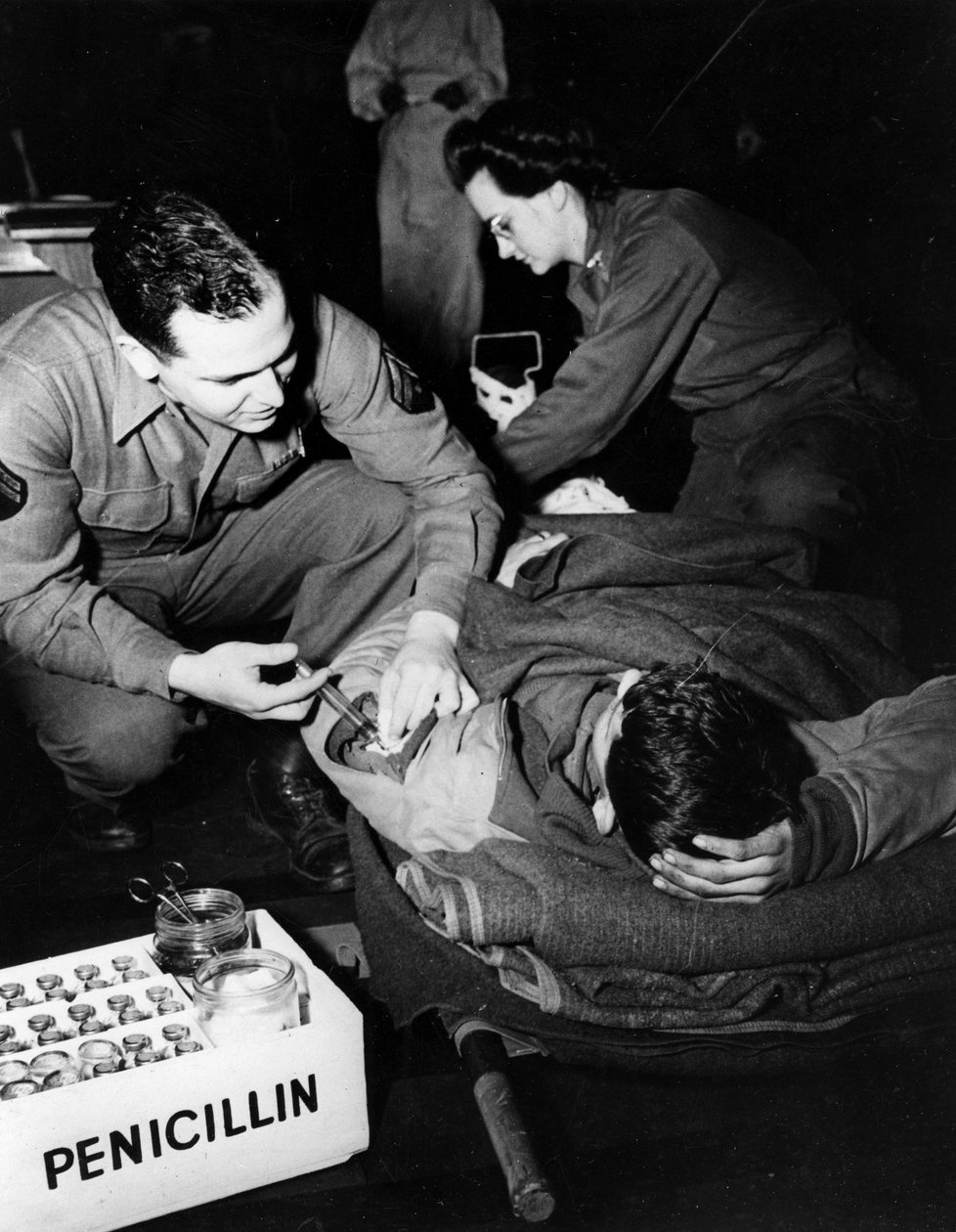 Toinen maailmansota (1939-1945) – Toinen maailmansota (WWII tai WW2): Luxemburg helmikuu 1945: Yhdysvaltain armeijan evakuointisairaalassa lääkäri (sairaanhoitaja) antaa penisilliiniä loukkaantuneelle sotilaalle tartunnan välttämiseksi, kun taas sairaanhoi tekijältä Unbekannt