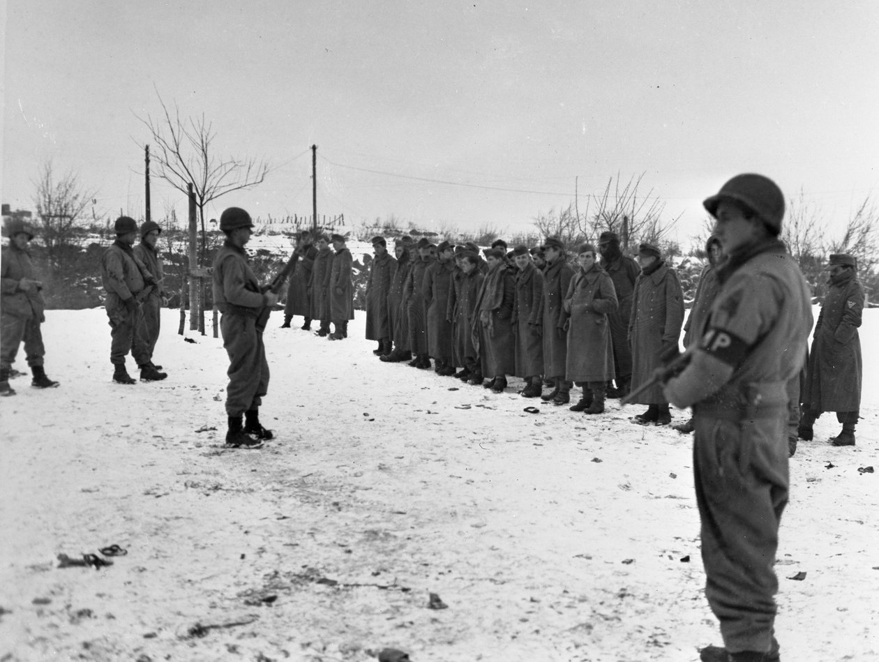 Toinen maailmansota (1939-1945) – Toinen maailmansota (WWII tai WW2): Lähellä Bastognea (Belgia) 28. joulukuuta 1944: Saksan sotilaat vangittiin 6. DB USA:n toimesta tekijältä Unbekannt