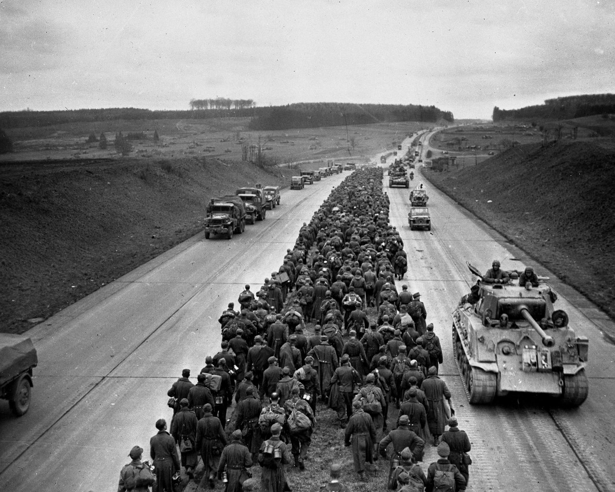 Toinen maailmansota (1939-1945) – Toinen maailmansota (toinen tai toinen maailmansota): lähellä Giesseniä (Saksa) Frankfurt am Mainin pohjoispuolella (Frankfurt am Main) 29. maaliskuuta tekijältä Unbekannt