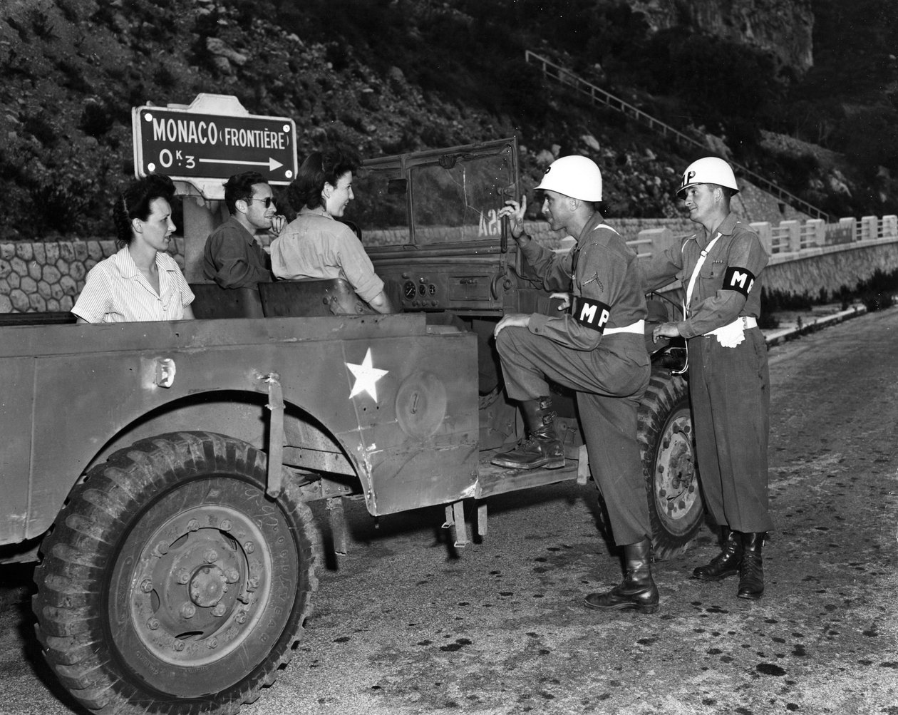Toinen maailmansota (1939-1945) - Toinen maailmansota (WWII tai WW2): Lähellä Monacon Ranskan Rivieraa 30. kesäkuuta 1945: Kaksi Wacsia lomalla ja vieraat US Rivieran virkistysalueelta (USRRA) keskustelevat kahden Yhdysvaltain armeijan sotilaspoliisin kans tekijältä Unbekannt