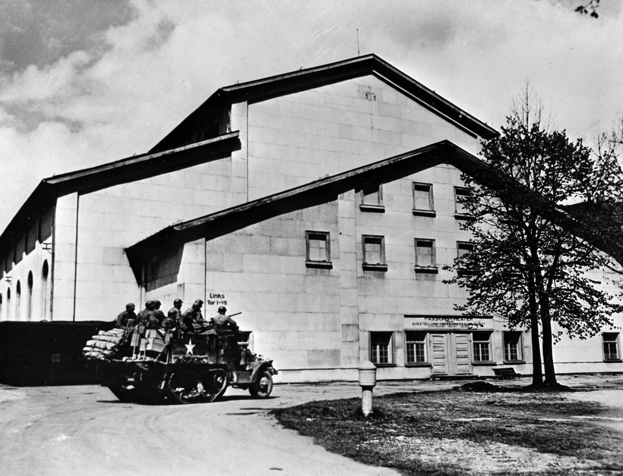 Toinen maailmansota (1939-1945) – Toinen maailmansota (toinen tai toinen maailmansota): Ober Ammergau (Saksa) 29. huhtikuuta tekijältä Unbekannt