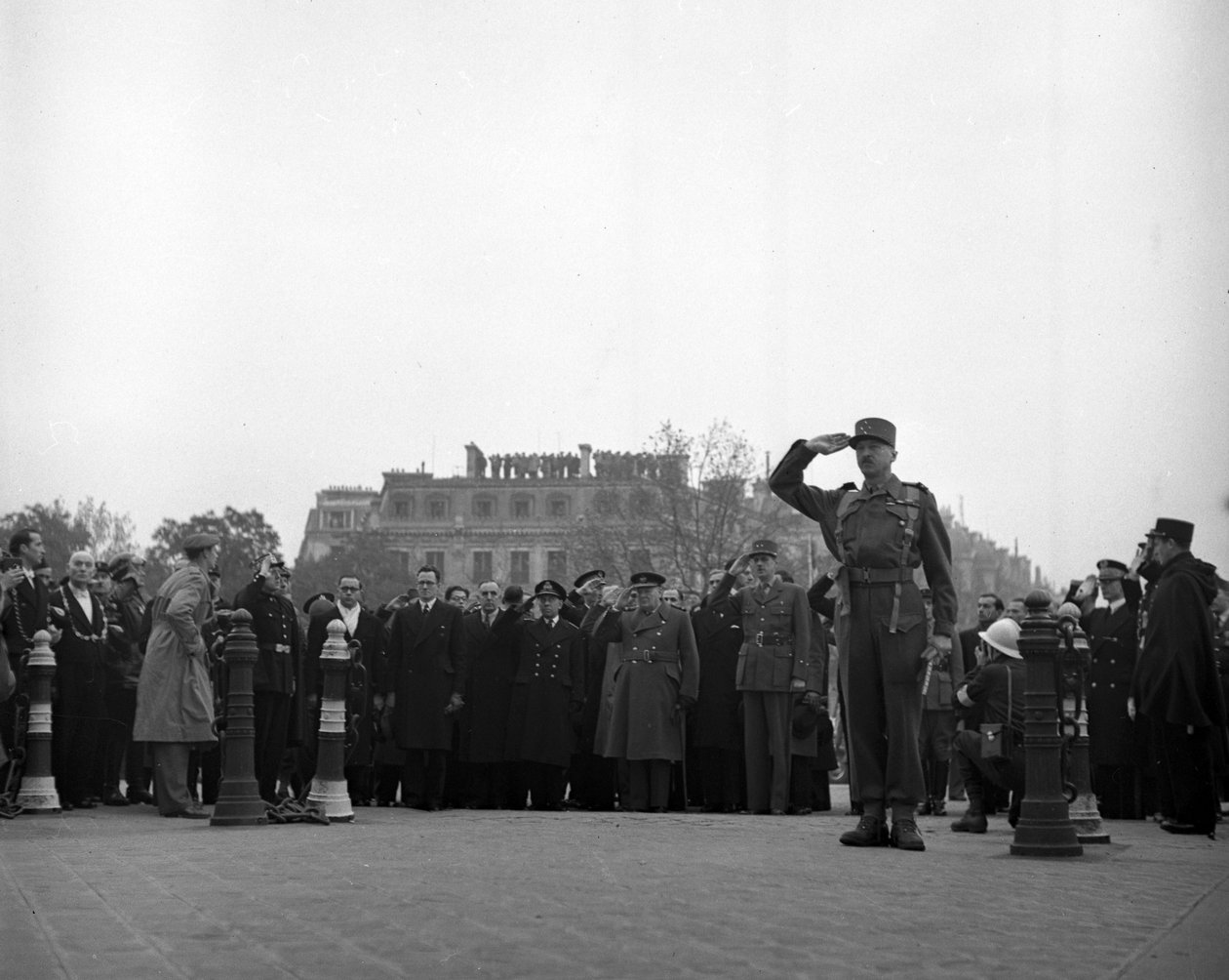 Toinen maailmansota (1939-1945) – Toinen maailmansota (toinen tai toinen maailmansota): Pariisi (Ranska) 11. marraskuuta 1944: Britannian pääministeri Winston Churchill ja kenraali De Gaulle, jotka juuri asettivat seppeleen vuoden 1918 aselepoa juhlittaess tekijältä Unbekannt