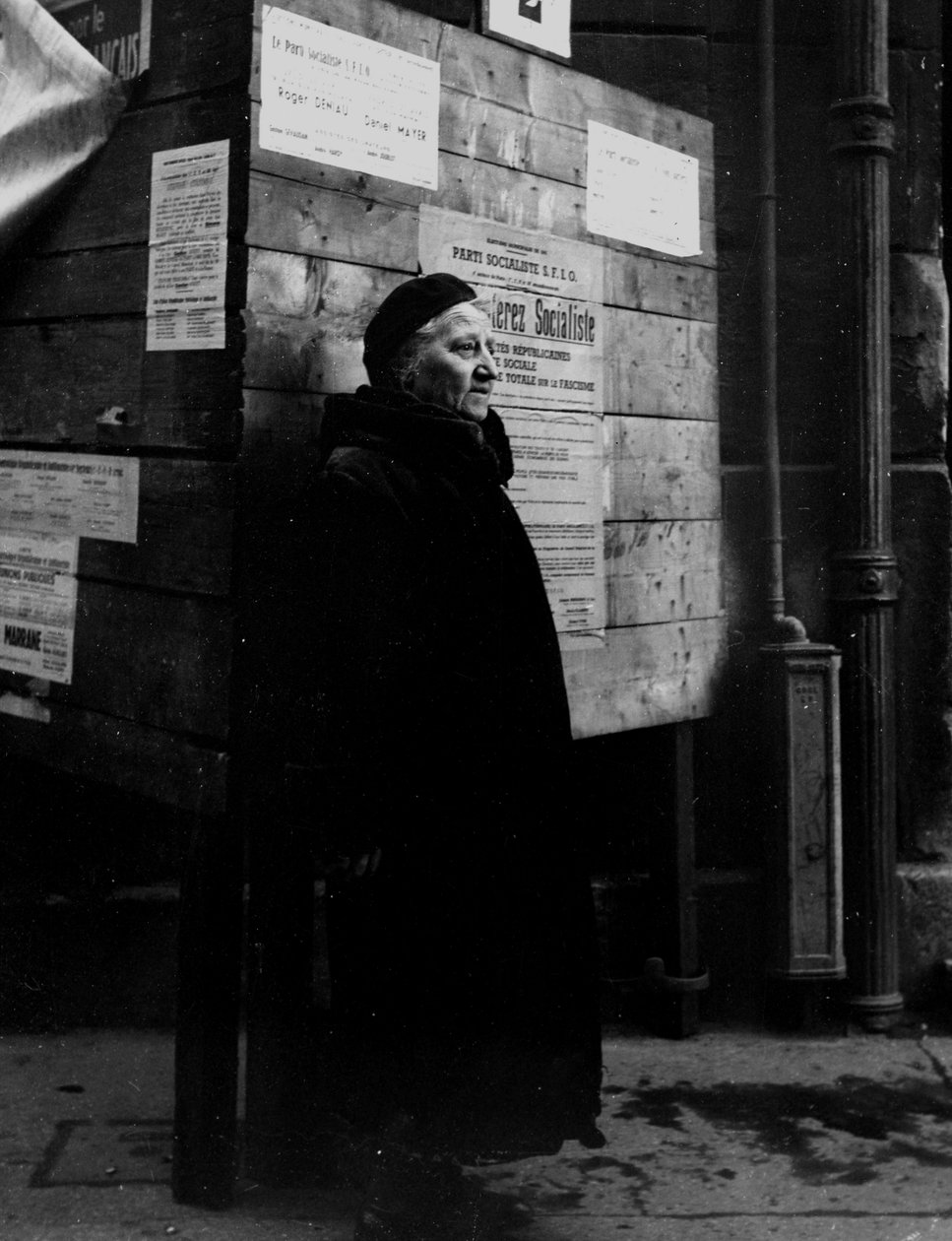 Toinen maailmansota (1939-1945) – Toinen maailmansota (toinen tai toinen maailmansota): Pariisi (Ranska) 29. huhtikuuta 1945: Parisilainen nainen ikääntyi vaalipaneelien edessä kunnallisvaalien aikana. CFLN:n päätöksellä 21. huhtikuuta 1944 ranskalaiset na tekijältä Unbekannt