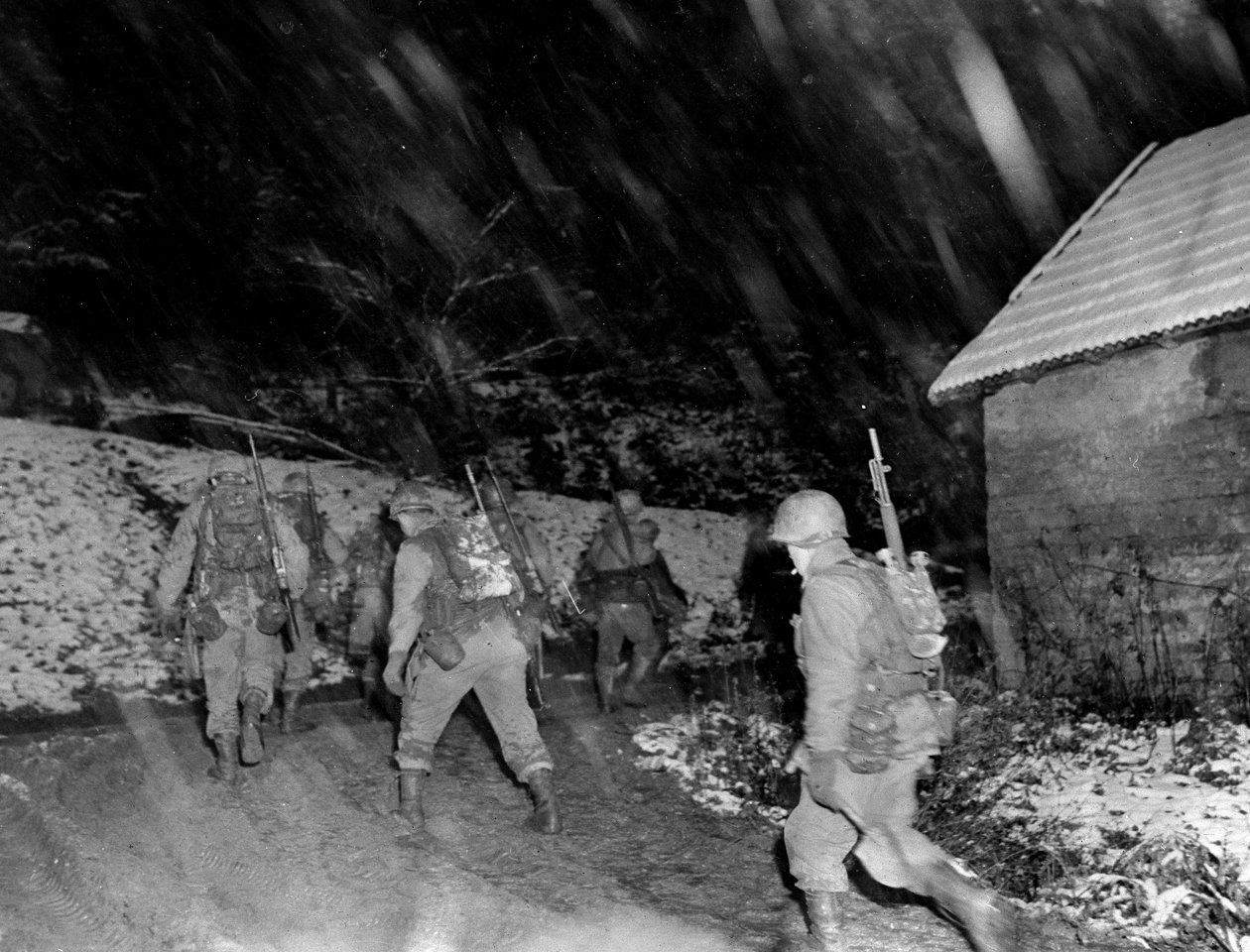 Toinen maailmansota (1939-1945) - Toinen maailmansota (WWII tai WW2): Langefossen alue (Vosges) Marraskuu 1944: Yhdysvaltain 7. armeijan 36. DI:n 142. RI:n jalkaväki palaa linjoilta lumimyrskyn alla tekijältä Unbekannt