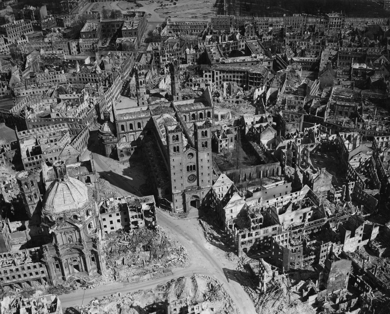 Toinen maailmansota (1939-1945) - Toinen maailmansota (WWII tai WW2): Wurzburg (Saksa) 11. huhtikuuta tekijältä Unbekannt