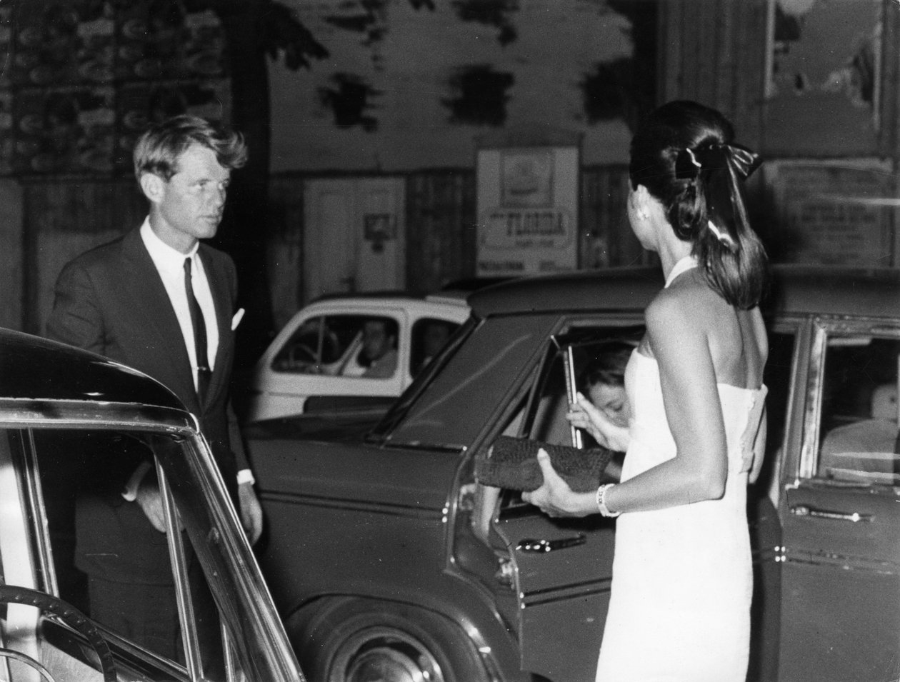Senaattori Robert Kennedy vaimonsa kanssa. Veneton kautta. Rooma. 1966. tekijältä Unbekannt