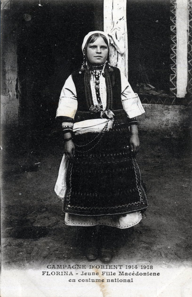 Serbia, Florina: Makedonian tytön muotokuva kansallispuvussa - Postikortti 1914-1918 tekijältä William M. Timlin