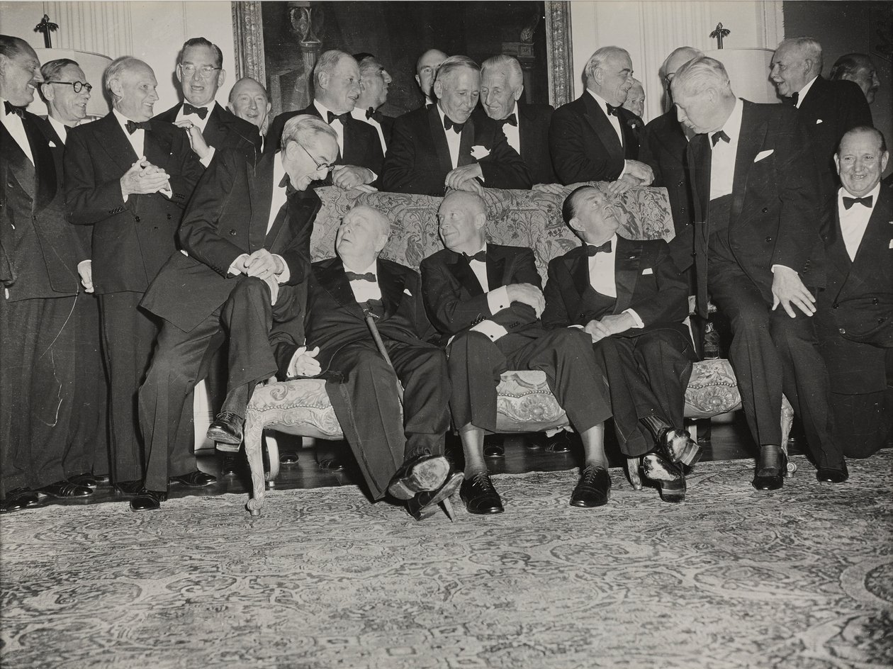Sir Winston Churchill ja Dwight D. Eisenhower illallisella Winfield Housessa, Yhdysvaltain suurlähettilään kotona Lontoossa tekijältä Unbekannter Künstler