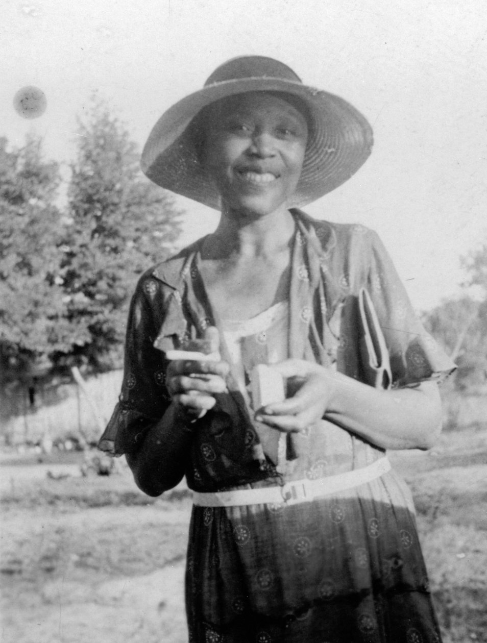 Hymyilevä nainen, n. 1935 (m/w kuva) tekijältä Benjamin Baud