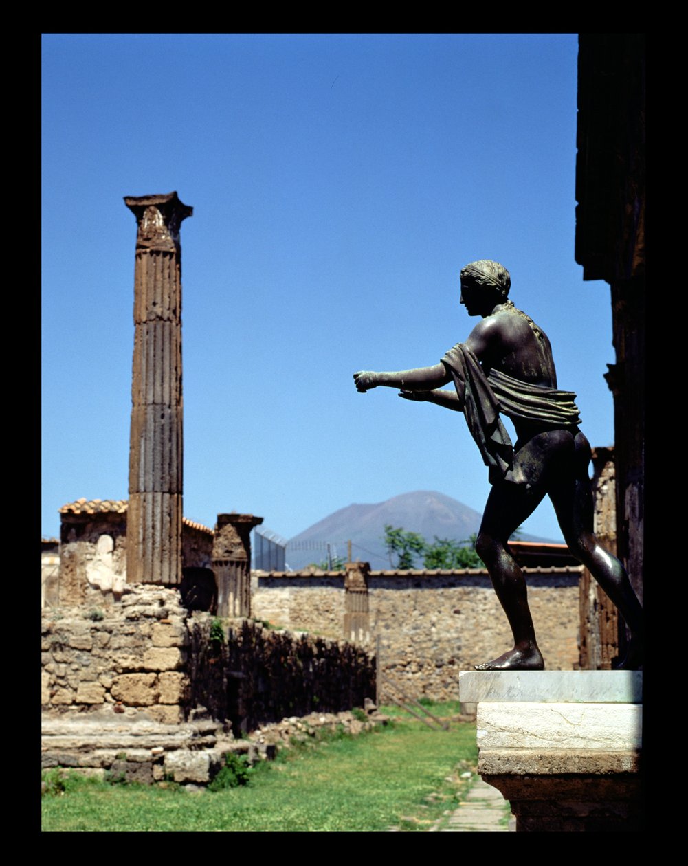 Apollon patsas, Apollon temppelistä, Vesuvius taustalla (kuva) tekijältä Unbekannt
