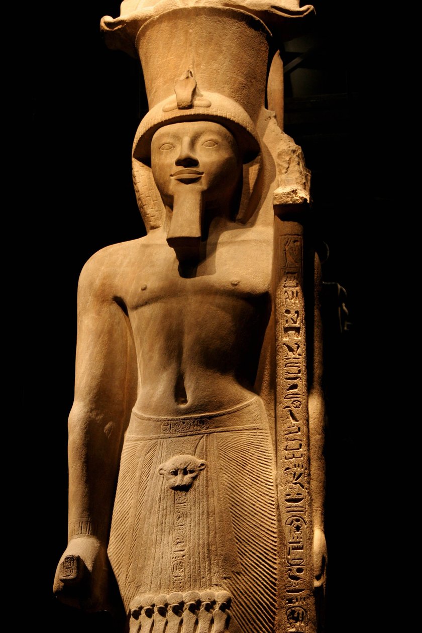 19. dynastian faarao Sethi II:n (Seti tai Sety) (1200-1194 eKr.) patsas vaaleanpunaisessa gresissä, se kantaa valtikka, jossa on jumalan Amonin symboli, Torinon egyptiläinen museo. tekijältä Unknown