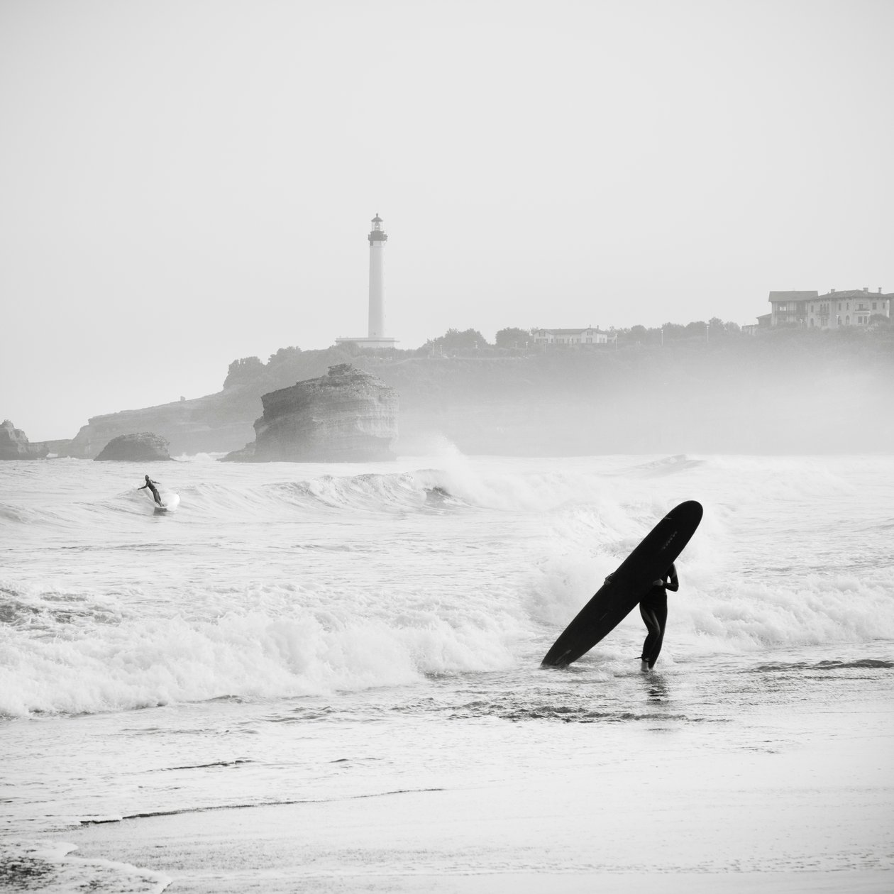 Surffausta Grand Plagessa, Ranskassa, 2012 (b/w kuva) tekijältä Leopold Blonder