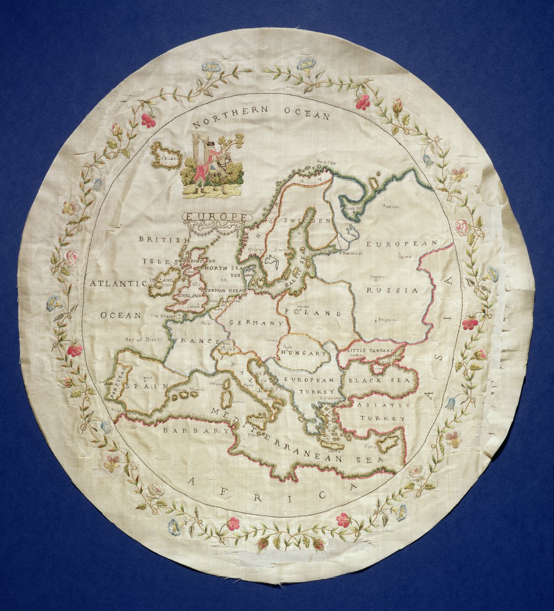 T.142-1938 Sampleri, joka näyttää Euroopan kartan, englanti, 1700-luvun loppu (värilliset silkkilangat silkillä) tekijältä Unbekannt