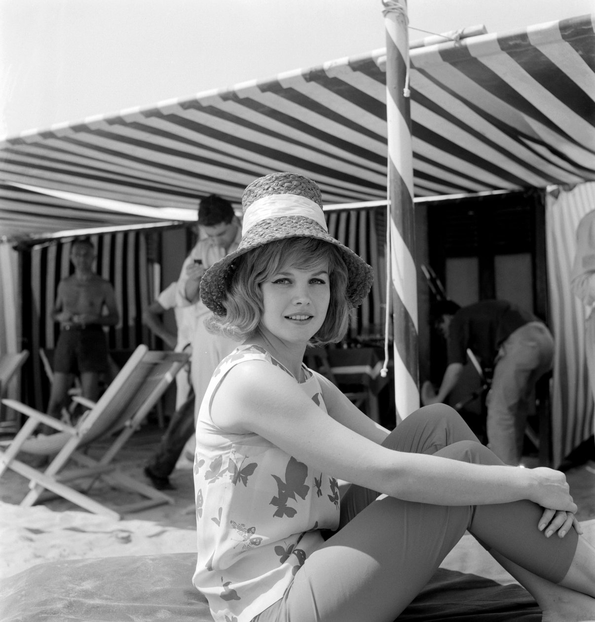 NÄYTTÄJÄ CARROLL BAKER VENICE LIDO BEACHISSA (kellohattu kanssa) - 1961 tekijältä Unbekannt