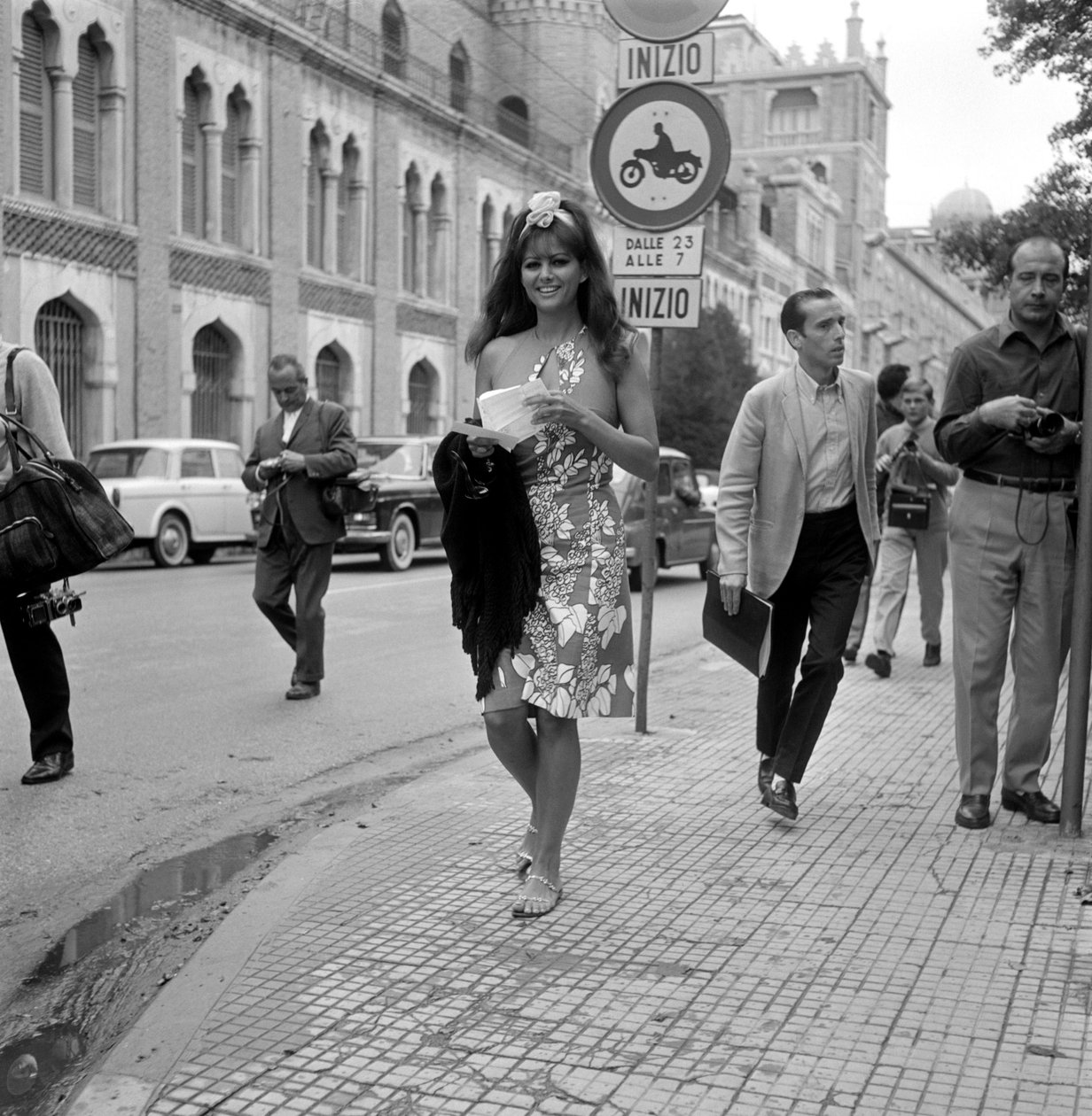 NÄYTTÄJÄ CLAUDIA CARDINALE KANSAINVÄLISELLÄ ELOKUVIAALILLA VENETSIAN LIDOLLA - 1965 tekijältä Unbekannt