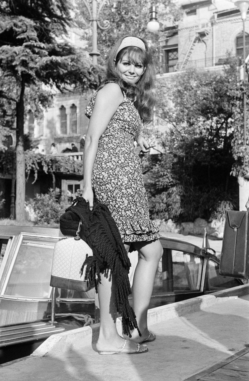 NÄYTTÄJÄ CLAUDIA CARDINALE KANSAINVÄLISELLÄ ELOKUVIAALILLA VENETSIAN LIDOLLA - 1965 tekijältä Unbekannt