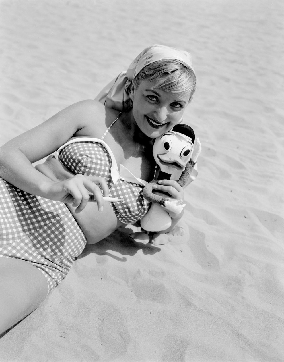 NÄYTTÄJÄ ELENA GIUSTI VENETSIAN LIDO RANNALLA - 1951 tekijältä Unbekannt