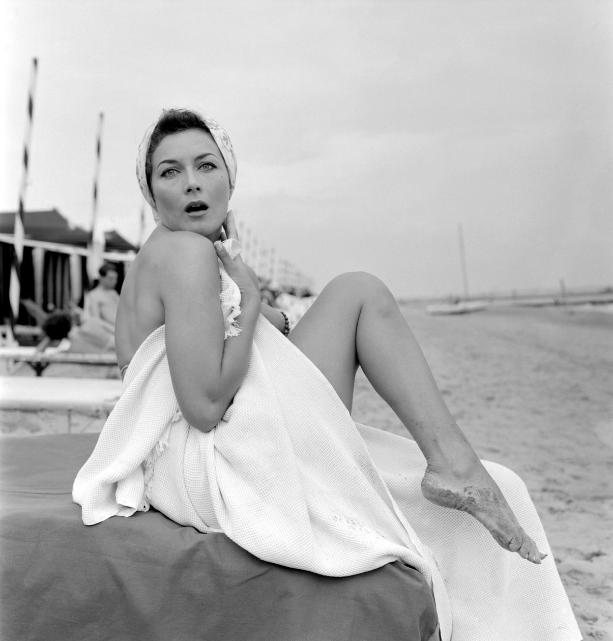 NÄYTTÄJÄ GIANNA MARIA CANALE VENETSIAN LIDO RANNALLA - 1955 tekijältä Unbekannt