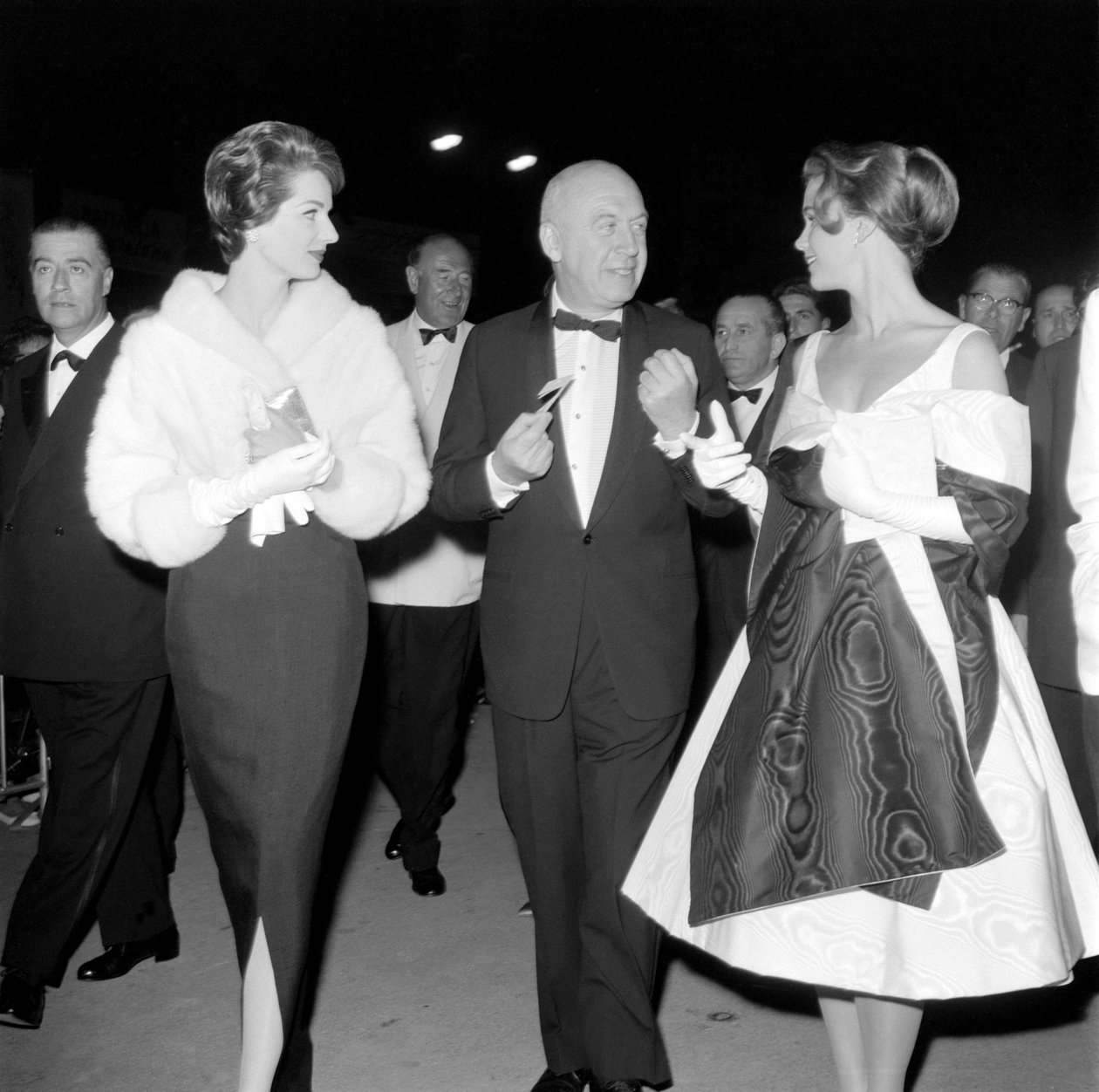 NÄYTTÄJÄ LEE REMICK OHJAAJA OTTO PREMINGERIN JA HÄNEN VAIMOSSA HOPE BRYCEN KANSSA KANSAINVÄLISELLÄ elokuvafestivaaleilla VENETSIAN LIDOssa - 1959 tekijältä Unbekannt