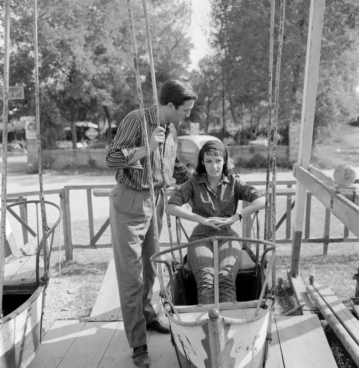NÄYTTÄJÄ MARIE LAFORET BOYDYN KANSSA Ohjaaja JEAN GABRIEL ALBICOCCO VENETSIAN LIDOLLA - 1961 (keinussa) tekijältä Unbekannt