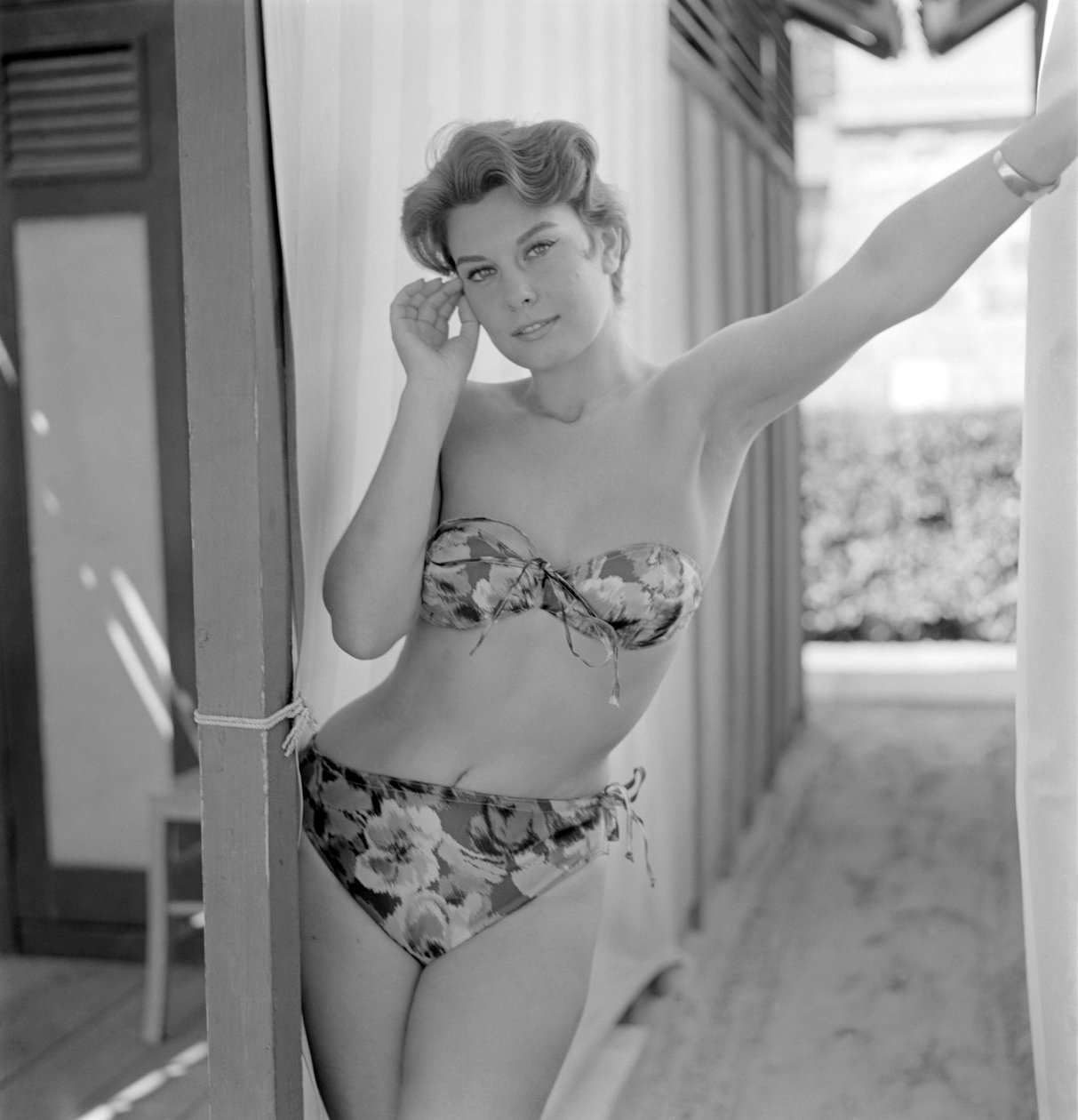 NÄYTTÄJÄ PINA BOOTIE VENETSIAN LIDO BEACHISSA - 1957 tekijältä Unbekannt