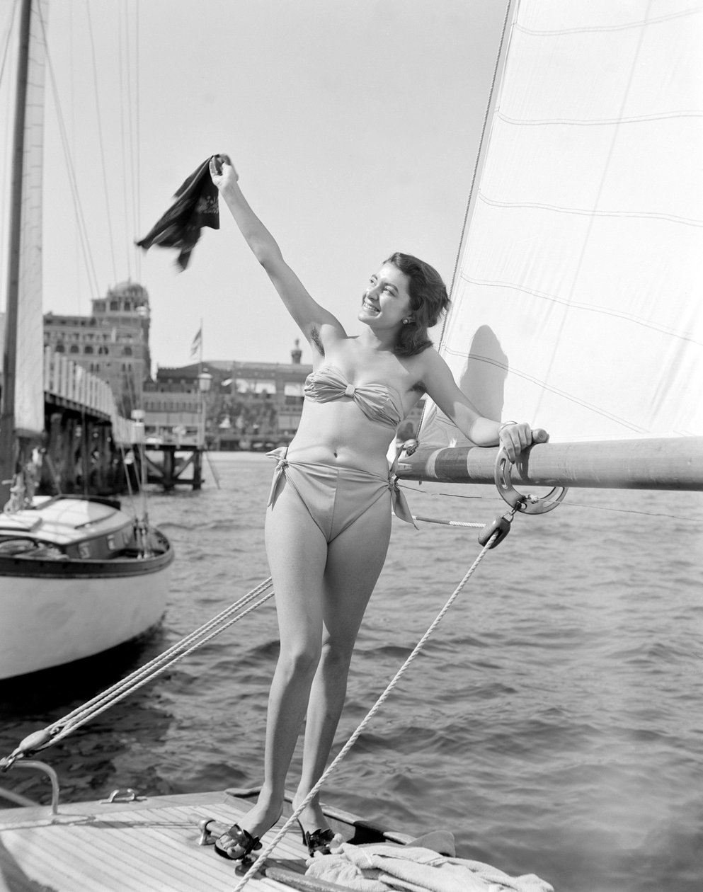 NÄYTTÄJÄ SANGHE GIANNA VENETSIAN LIDO RANNALLA - 1951 tekijältä Unbekannt