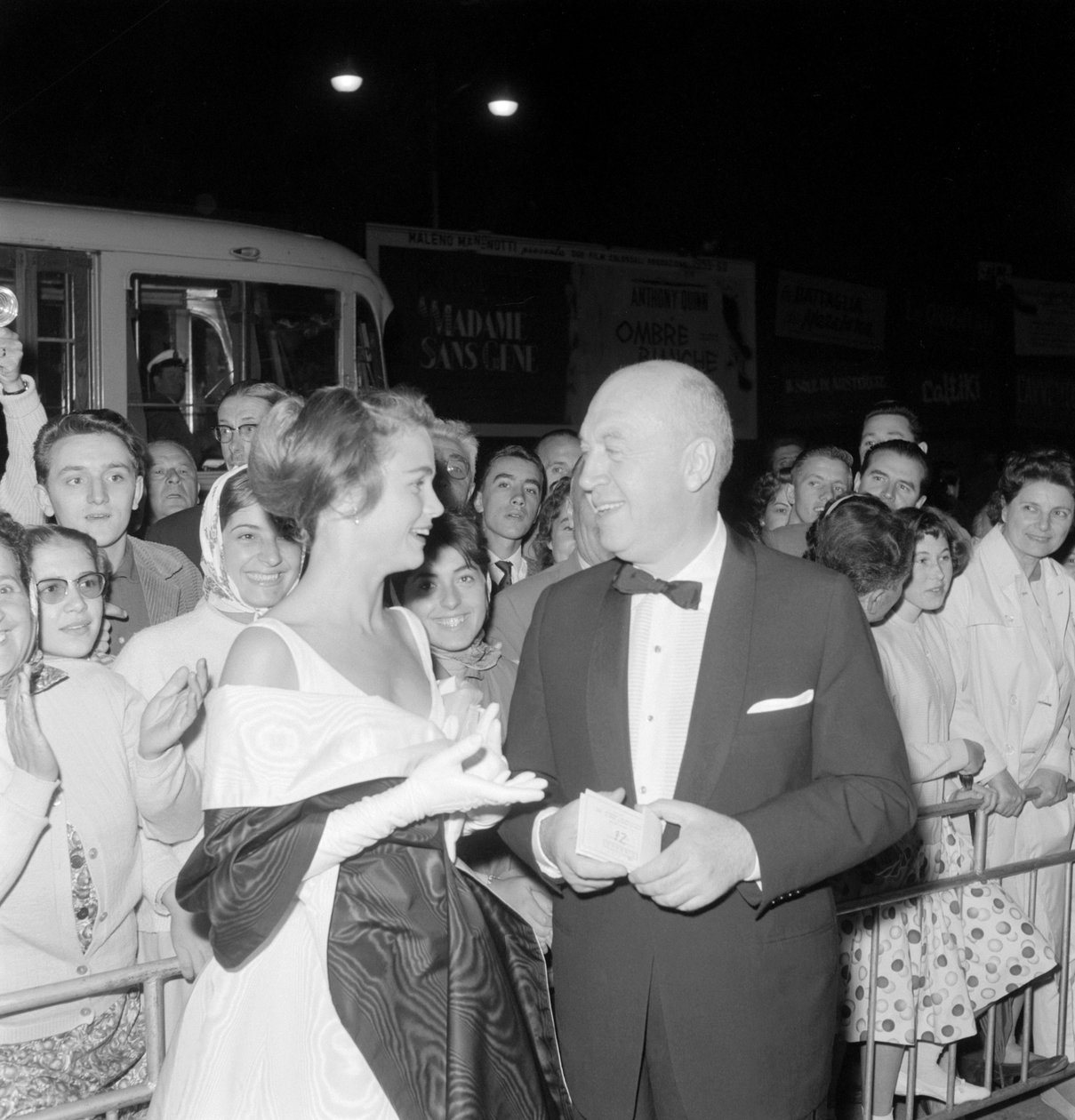 OHJAAJA OTTO PREMINGER KANSSA NÄYTTÄJÄ LEE REMICKIN KANSAINVÄLISELLÄ elokuvafestivaaleilla VENETSIAN LIDOLLA - 1959 tekijältä Unbekannt
