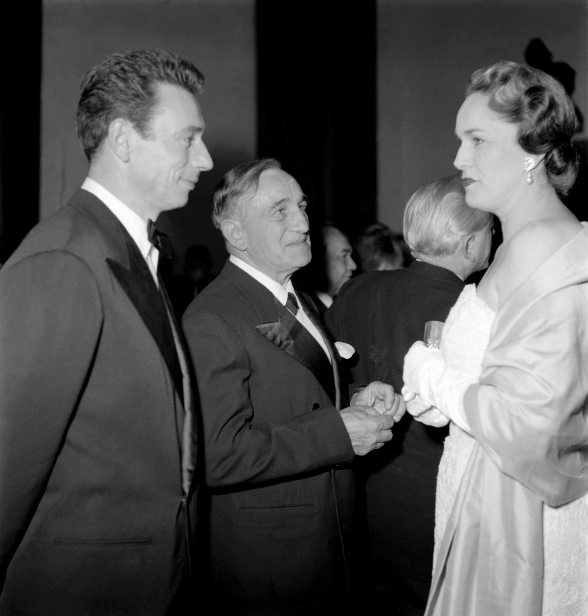 ELOKUVAKRITIKKO GEORGES SADOUL NÄITTELIJA JA POPLAULJA YVES MONTANDIN JA BEGUM JEANNE ANDRE OF AIX LES BAININ KANSSA Cannesissa - 1954 tekijältä Unbekannt