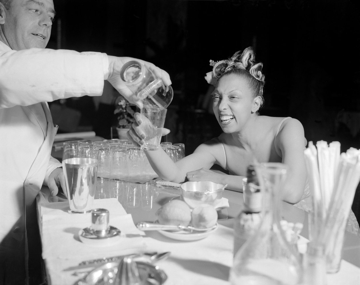 POPLAULAJA JA TANSSIJA JOSEPHINE BAKER KANSAINVÄLISESSÄ ELOKUVIAALILLA VENETSIAN LIDOLLA - 1948 tekijältä Unbekannt
