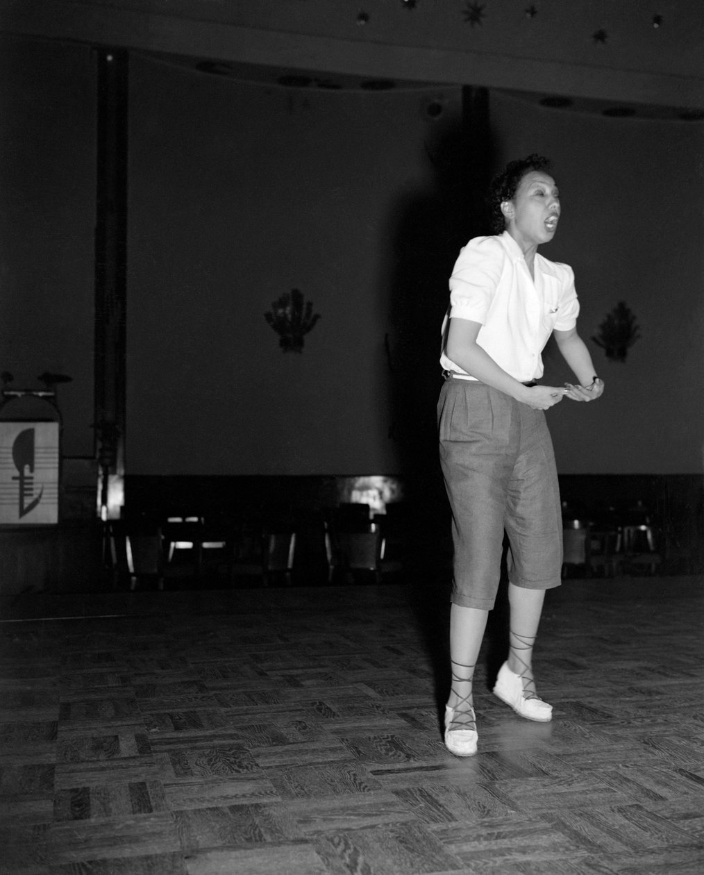 POPLAULAJA JA TANSSIJA JOSEPHINE BAKER KANSAINVÄLISESSÄ ELOKUVIAALILLA VENETSIAN LIDOLLA - 1948 tekijältä Unbekannt