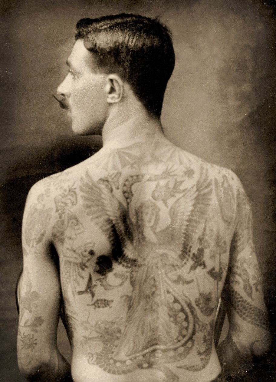 Tatuoitu brittiläinen merimies Suuren sodan aikana 1914-18 (selkäkuva) (s/w-kuva) (katso myös 473188) tekijältä Unbekannter Künstler