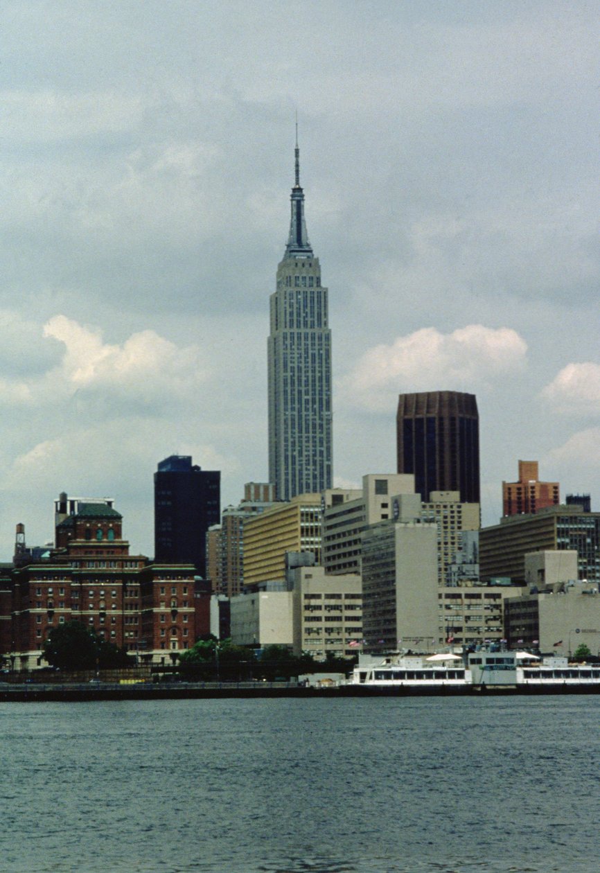 Empire State Building East Riveriltä (kuva) tekijältä Unbekannt