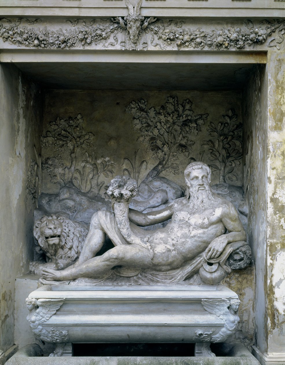 Nymphaeum, yksityiskohta joen jumalan patsaasta, jossa on runsaudensarvi, suunnittelija Giacomo Vignola (1507-75) ja Bartolomeo Ammannati (1511-92) 1551-55 (kivi) tekijältä Unbekannt