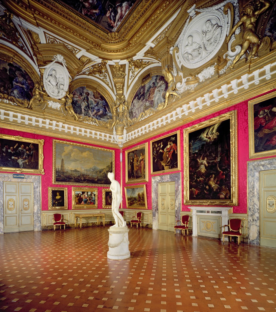 "Sala di Venere" (Venuksen sali), joka sisältää Antonio Canovan (1757-1822) Venus Italican (kuva) tekijältä Unbekannt