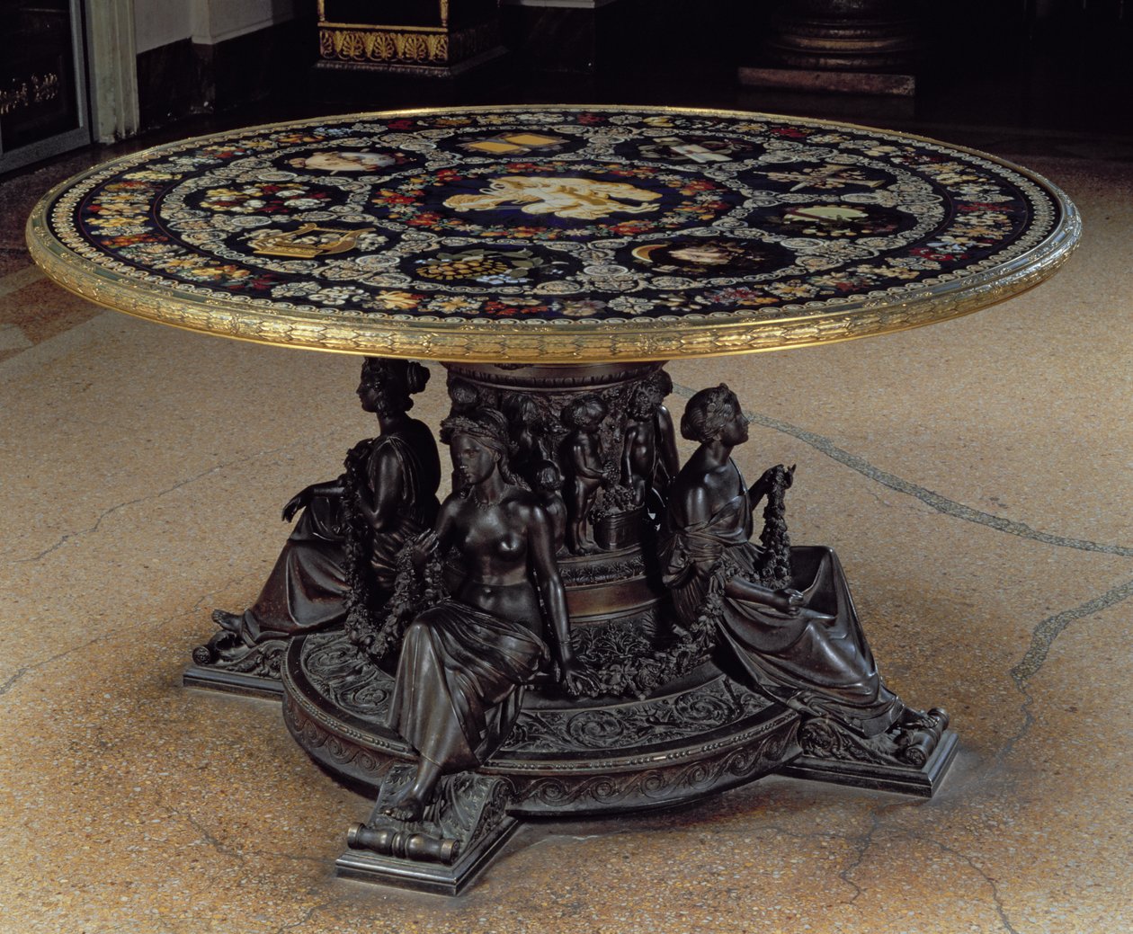 The Table of the Muses, joka koostuu pyöreästä pietra durasta pöytälevystä, jota tukee pronssinen rumpu, jossa on neljä pronssista muusaa, firenzeläinen tekijältä Unbekannt