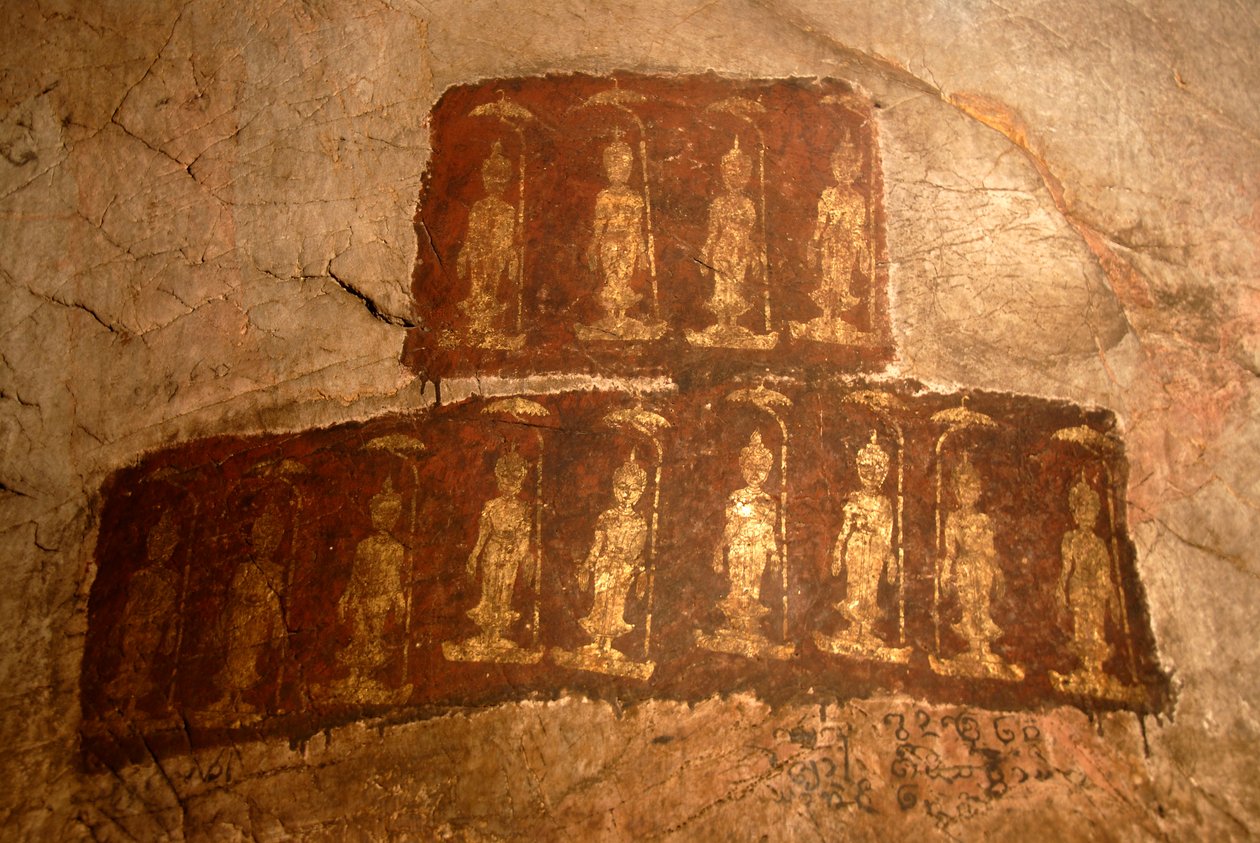 Theravada-buddhalaisuus; vanha seinämaalaus; seisova Buddha Shakyamuni; Mudra; Varada; toiveiden toteuttamisen ele; Tham Pa luola; Nong Thangissa; Xieng Khouangin maakunnassa; Laos; Kaakkois-Aasia; Aasia tekijältä Unbekannter Künstler